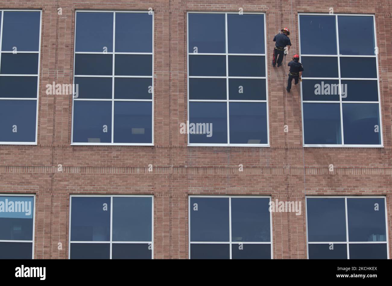 Des pompiers s'abaissent sur le côté d'un immeuble à Brampton, Ontario, Canada. (Photo de Creative Touch Imaging Ltd./NurPhoto) Banque D'Images Des pompiers s'abaissent sur le côté d'un immeuble à Brampton, Ontario, Canada. (Photo de Creative Touch Imaging Ltd./NurPhoto) Banque D'Images