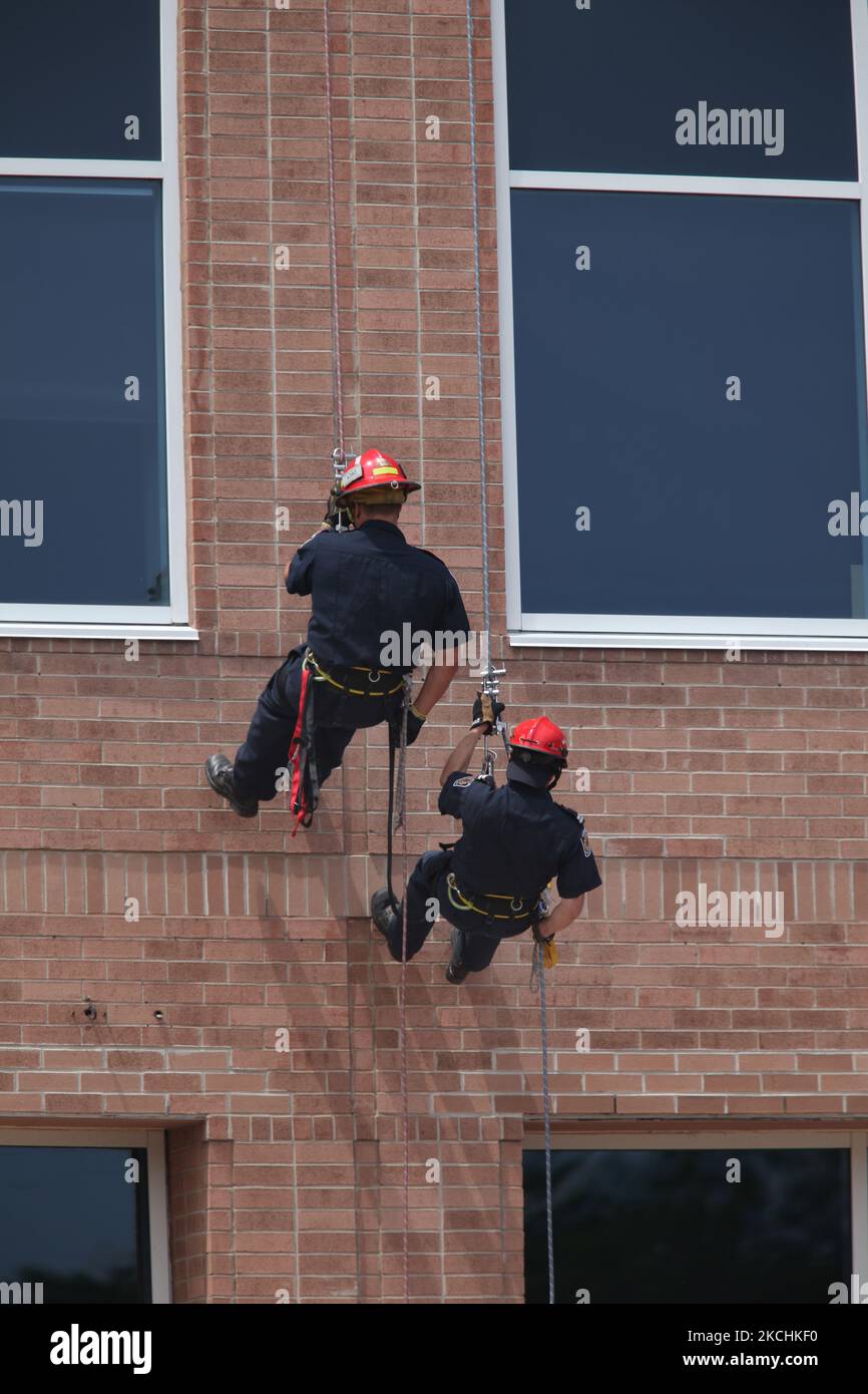Des pompiers s'abaissent sur le côté d'un immeuble à Brampton, Ontario, Canada. (Photo de Creative Touch Imaging Ltd./NurPhoto) Banque D'Images Des pompiers s'abaissent sur le côté d'un immeuble à Brampton, Ontario, Canada. (Photo de Creative Touch Imaging Ltd./NurPhoto) Banque D'Images