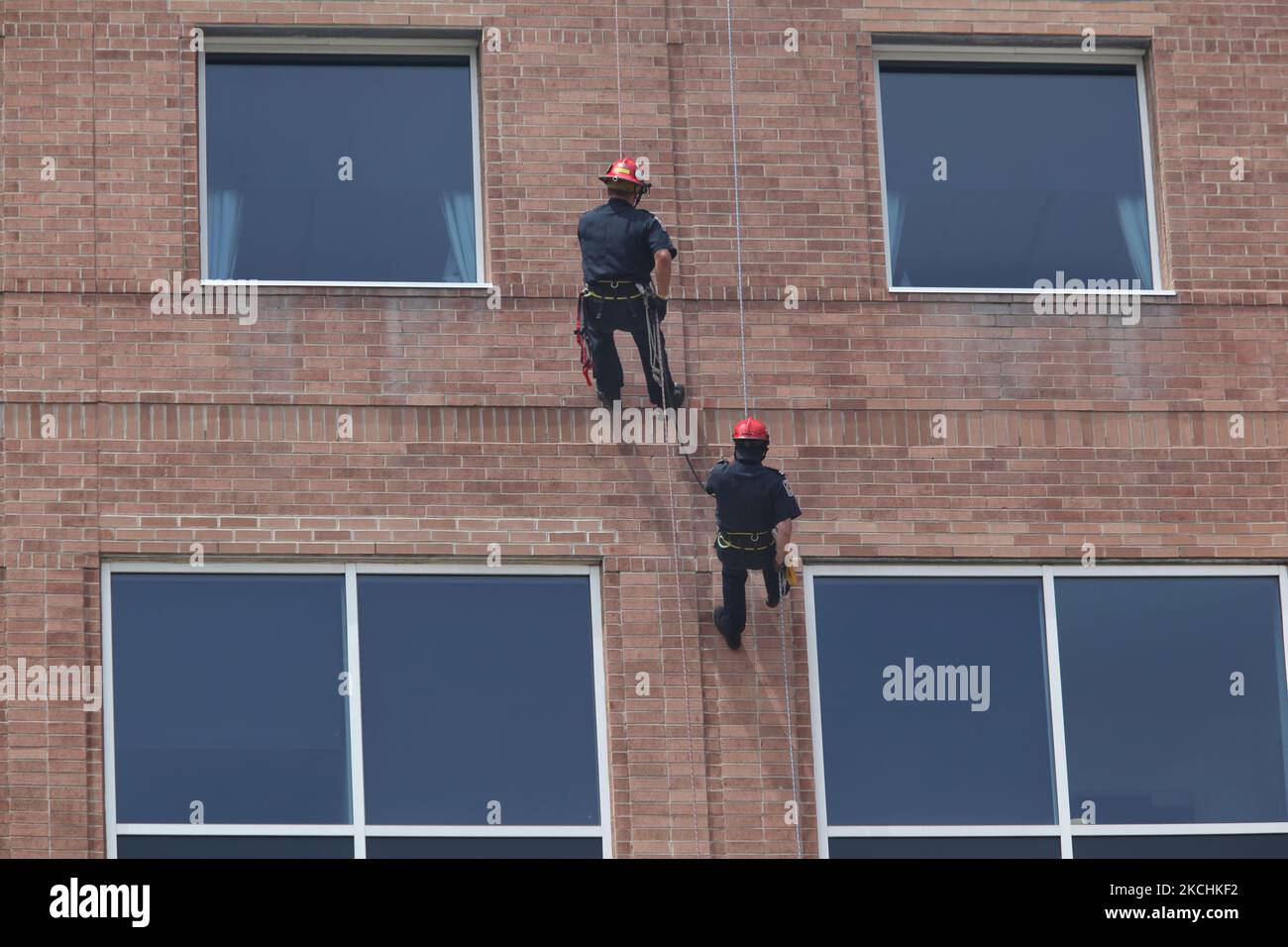 Des pompiers s'abaissent sur le côté d'un immeuble à Brampton, Ontario, Canada. (Photo de Creative Touch Imaging Ltd./NurPhoto) Banque D'Images Des pompiers s'abaissent sur le côté d'un immeuble à Brampton, Ontario, Canada. (Photo de Creative Touch Imaging Ltd./NurPhoto) Banque D'Images