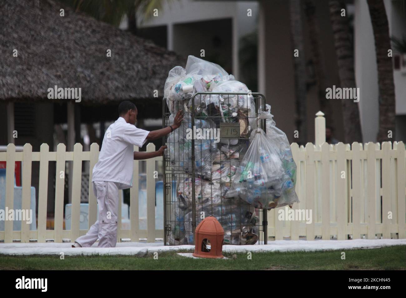Un employé de l'hôtel pousse un chariot rempli de déchets des chambres d'hôtel de touristes à l'Occidental Grand Hôtel à Punta Cana, République dominicaine, sur 21 décembre 2012. (Photo de Creative Touch Imaging Ltd./NurPhoto) Banque D'Images
