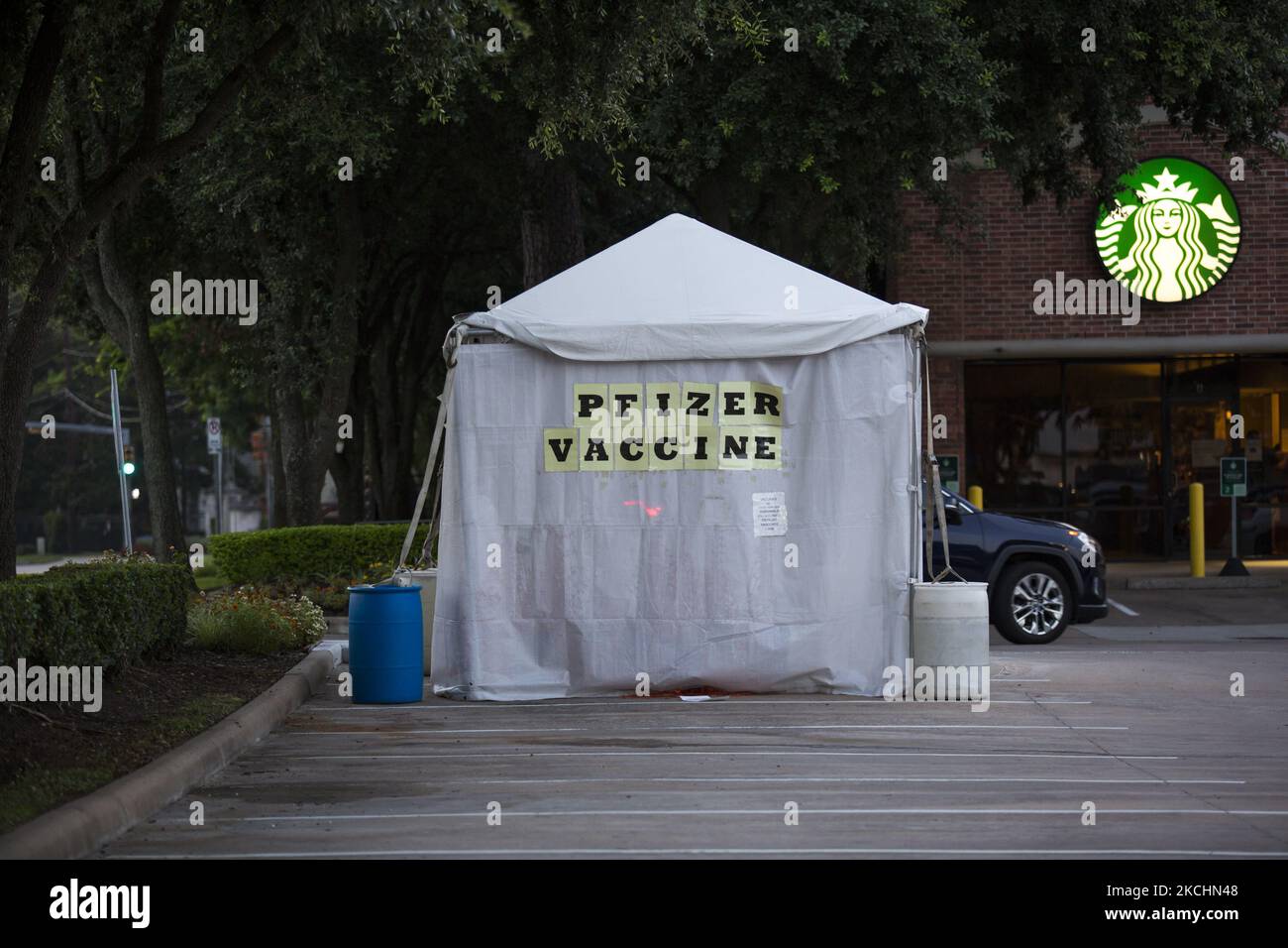 Une tente de vaccination Pfizer à l'extérieur de Entrust immédiat Care à Houston, Texas, tôt le matin de 25 juillet 2021. (Photo de Reginald Mathalone/NurPhoto) Banque D'Images