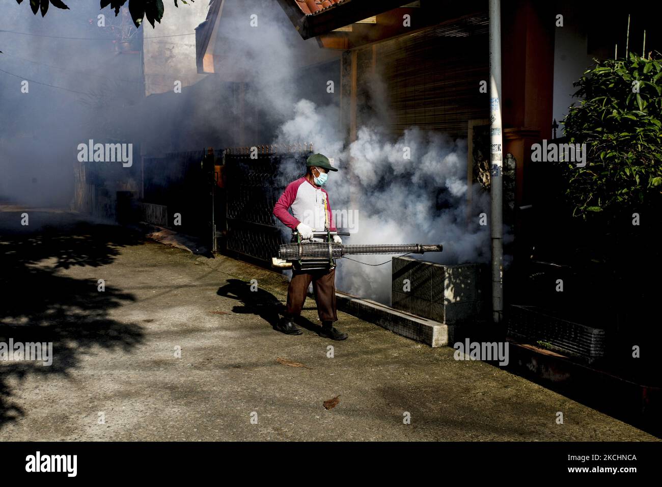 Un fonctionnaire effectue des embuages pour contrôler les moustiques dans une zone résidentielle de la dengue hémorragique à Bogor, Java-Ouest, Indonésie, on 25 juillet 2021 . (Photo par Adriana Adie/NurPhoto) Banque D'Images