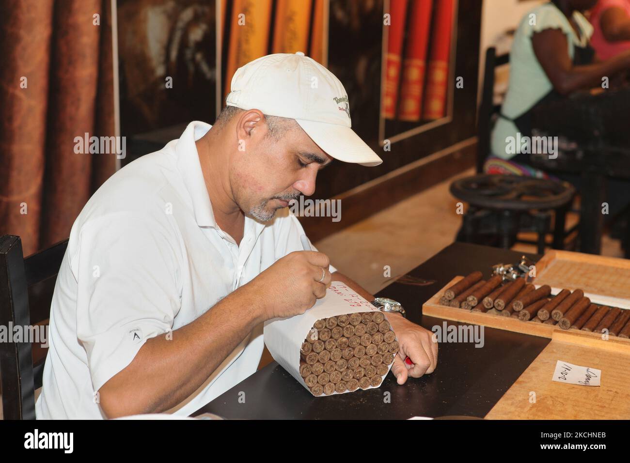 L'ouvrier étiquette un paquet de cigares fraîchement roulés qui ont été vérifiés pour assurer la qualité à l'usine de cigares LaFlor Dominicana à la Romana, République dominicaine, on 19 décembre 2012. (Photo de Creative Touch Imaging Ltd./NurPhoto) Banque D'Images