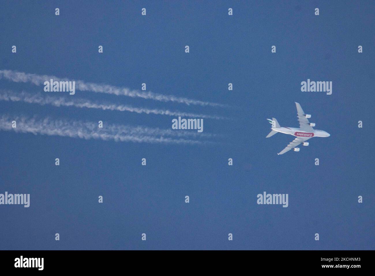 Emirates Airbus A380 comme vu voler dans le ciel bleu d'été au-dessus de la Grèce en Europe la route EK142 de Madrid MAD, Espagne à Dubai DXB, eau. L'avion long-courrier à double étage à corps large survolant est immatriculé A6-EVJ et est alimenté par 4x moteurs à réaction RR Trent 972. Emirates a relancé ses vols avec le A388 après que la flotte ait été mise à terre en raison des restrictions de voyage imposées par le coronavirus. Le survoler crée contrail ou chemTrail en naviguant à 41,000 pieds, formant une ligne blanche de sentier de condensation dans l'atmosphère qui se trouve derrière. Emirates EK est le porte-drapeau de Dubaï - United Banque D'Images