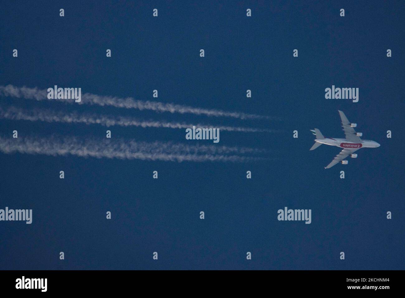 Emirates Airbus A380 comme vu voler dans le ciel bleu d'été au-dessus de la Grèce en Europe la route EK142 de Madrid MAD, Espagne à Dubai DXB, eau. L'avion long-courrier à double étage à corps large survolant est immatriculé A6-EVJ et est alimenté par 4x moteurs à réaction RR Trent 972. Emirates a relancé ses vols avec le A388 après que la flotte ait été mise à terre en raison des restrictions de voyage imposées par le coronavirus. Le survoler crée contrail ou chemTrail en naviguant à 41,000 pieds, formant une ligne blanche de sentier de condensation dans l'atmosphère qui se trouve derrière. Emirates EK est le porte-drapeau de Dubaï - United Banque D'Images