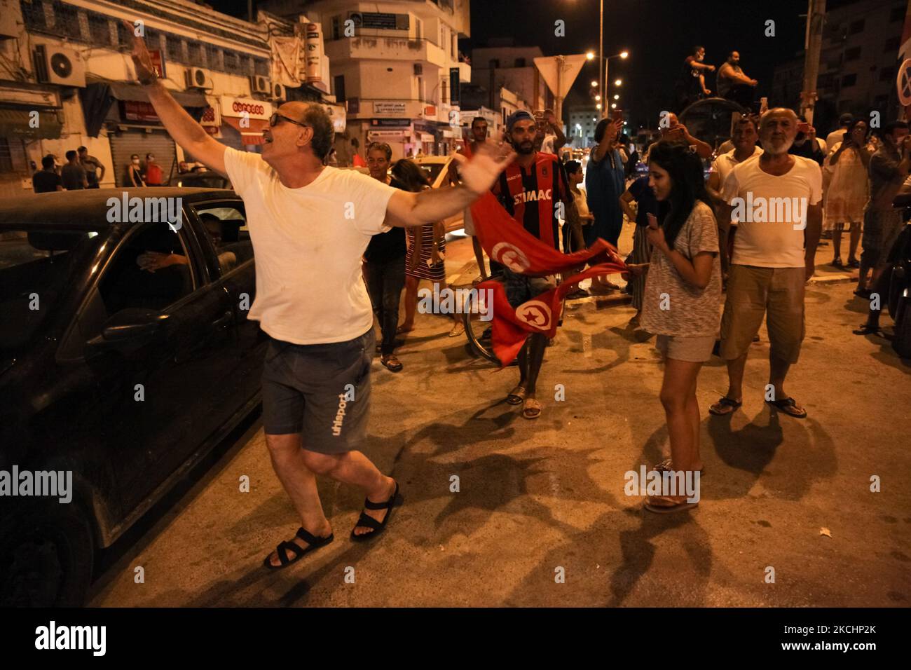 Un homme danse alors qu'elle se déroula dans les rues du gouvernorat d'Ariana, près de la capitale Tunis, en Tunisie, sur 25 juillet 2021, pour célébrer la décision du président tunisien Kais de rejeter le gouvernement, de geler le Parlement et de suspendre l'immunité de tous les membres du Parlement. (Photo de Chedly Ben Ibrahim/NurPhoto) Banque D'Images