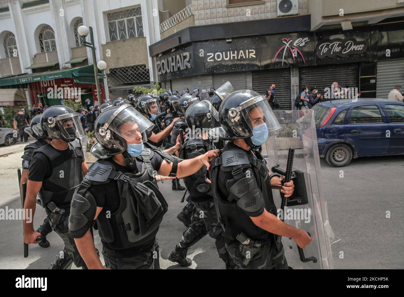 Des membres de la police anti-émeutes vus lors d'affrontements ont éclaté avec des manifestants lors d'une manifestation organisée près du Parlement tunisien, dans la ville de Bardo, dans la capitale Tunis, Tunisie sur 25 juillet 2021 pour appeler à la chute du régime, La dissolution du Parlement et pour exiger le démembrement du gouvernement de Hichem Mechichi. (Photo de Chedly Ben Ibrahim/NurPhoto) Banque D'Images