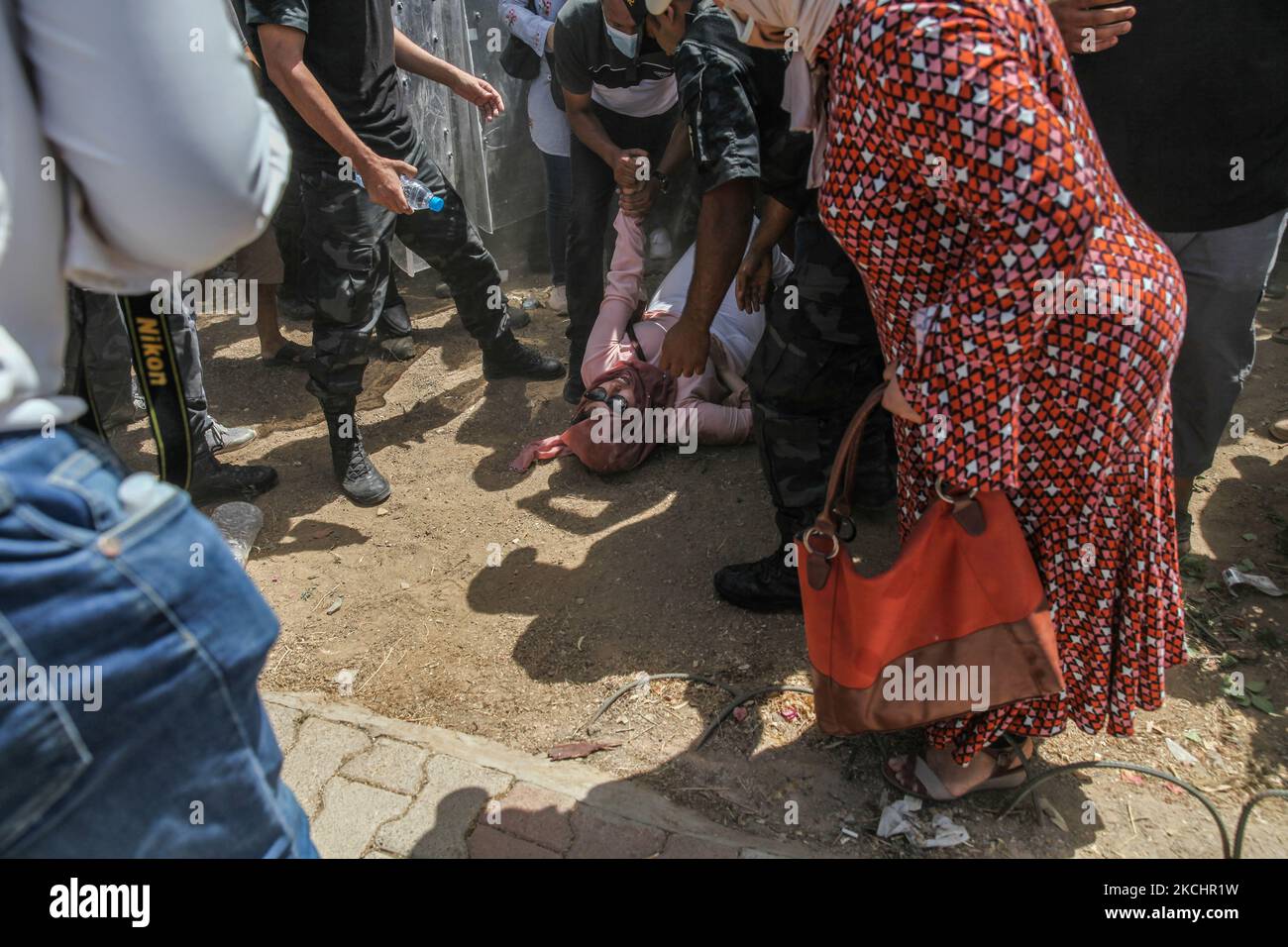 Les partisans du parti islamiste Ennahdha s'opposent à la police anti-émeute lors d'une manifestation assise menée par le Président du Parlement tunisien, Rached Ghannouchi, devant le bâtiment du Parlement tunisien à Bardo, dans la capitale Tunis, Tunisie, sur 26 juillet 2021, après que l'armée l'a empêché d'entrer, Et après la décision du président tunisien Kais de rejeter le gouvernement de Hichem Mechichi, de geler le Parlement et de suspendre l'immunité de tous les membres du Parlement. (Photo de Chedly Ben Ibrahim/NurPhoto) Banque D'Images