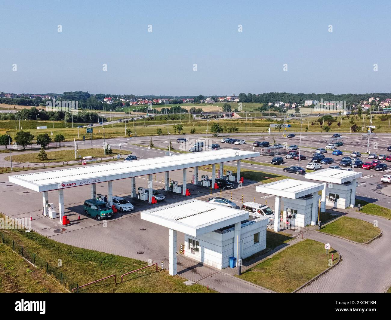 La station-service Auchan (station-service) est vue à Gdansk, en Pologne, le 13 juillet 2021 (photo de Michal Fludra/NurPhoto) Banque D'Images