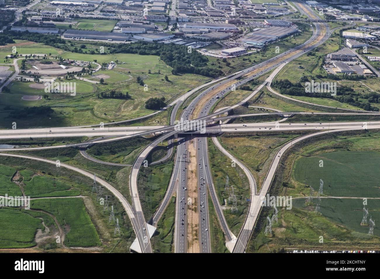 Autoroutes très fréquentées vues au-dessus de la ville de Mississauga, Ontario, Canada. (Photo de Creative Touch Imaging Ltd./NurPhoto) Banque D'Images