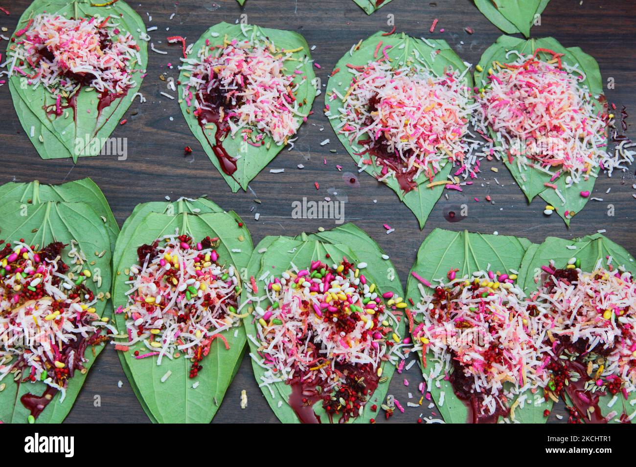 Paan exposé et prêt pour les clients dans un stand de paan à Toronto, Ontario, Canada. Le paan est mâché pour adoucir le souffle et colorer la lèvre et la langue et aussi pour avoir un peu de plaisir narcotique. Normalement, le paan est mâché avec de la pâte de chaux et un écrou d'areca ou un écrou de bétel. Beaucoup de manger paan le mélangeant avec des éléments supplémentaires tels que la graine de coriandre, la cannelle, les cardamomes et les poussières aromatisées de collecteur. (Photo de Creative Touch Imaging Ltd./NurPhoto) Banque D'Images