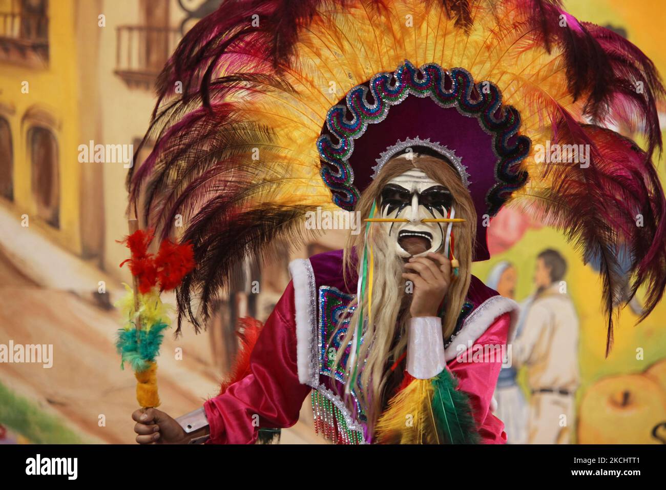 Danseuse bolivienne masquée vêtue d'un costume traditionnel dansant les Tobas lors d'un programme culturel à Mississauga, Ontario, Canada, on 04 juin 2011. Le Tobas est une danse populaire de Bolivie. La danse folklorique des Tobas parle de l'ancien passé de la Bolivie. Elle a ses racines à une époque où les Incas étaient la force prédominante dans la région des hauts plateaux andins. (Photo de Creative Touch Imaging Ltd./NurPhoto) Banque D'Images