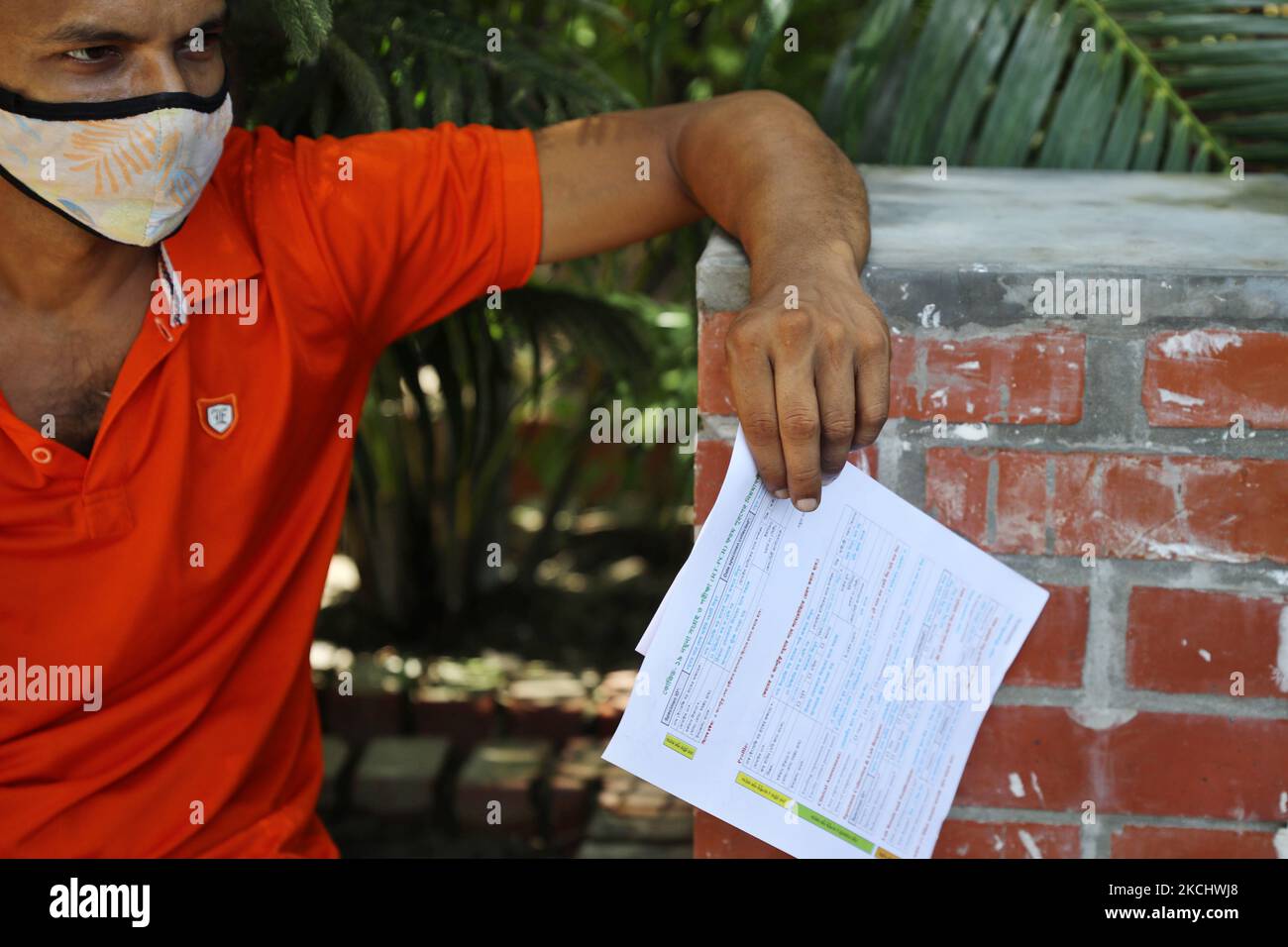 Un homme attend devant le stand de collecte des échantillons pour se faire tester de l'infection par le COVID-19 dans un hôpital de Dhaka, au Bangladesh, sur 27 juillet 2021. (Photo de Syed Mahamudur Rahman/NurPhoto) Banque D'Images