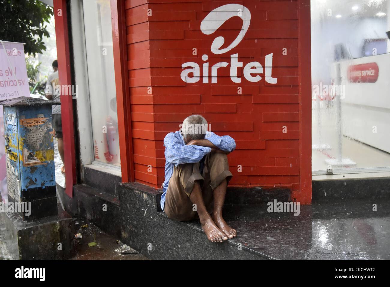 Un homme dort devant un magasin Airtel à Kolkata, Inde, 28 juillet 2021. Bharti Airtel hausse du prix de l'action de 5%. Les actions de la société Telecom se négociaient à RS 567 par action. «œBharti Airtel obtient un élan positif en stock en raison de l'augmentation des taux tarifaires pour l'abonné postpayé selon un rapport des médias indiens. (Photo par Indranil Aditya/NurPhoto) Banque D'Images