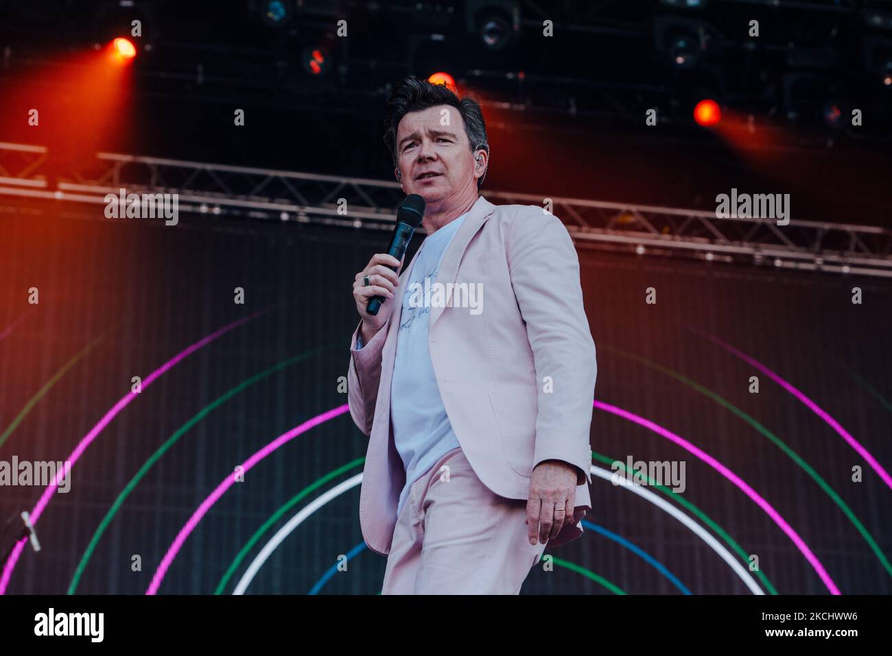 Rick Astley se produit au Latitude Festival 2021, le premier grand festival du Royaume-Uni depuis le début de la pandémie du coronavirus (photo de Patrick Gunning/NurPhoto) Banque D'Images