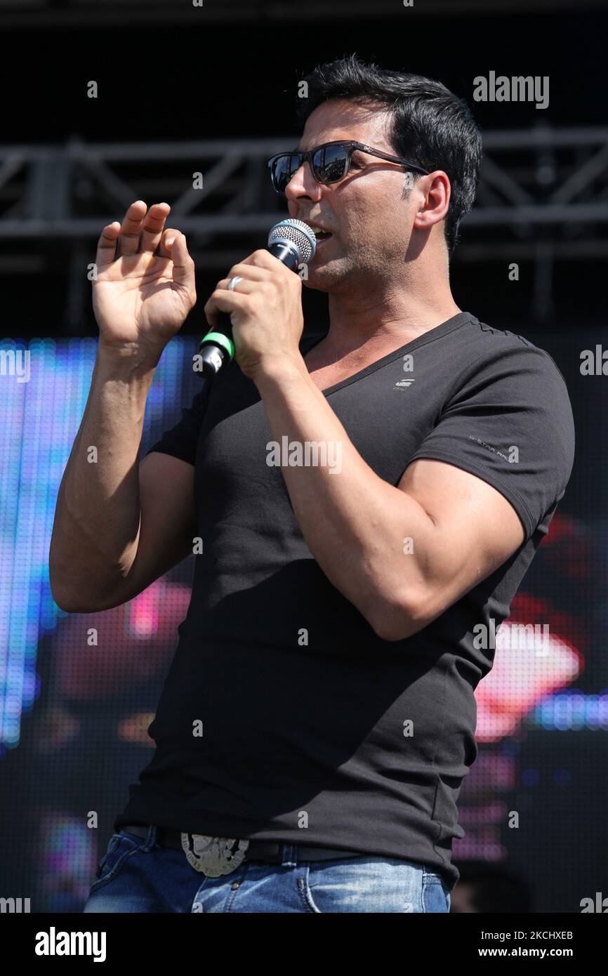 La superstar Bollywood Akshay Kumar interprète une chanson de son dernier film Breakaway à la première fête du film indo-canadien Bollywood (Speedy Singhs) lors du Festival international du film de Toronto (TIFF) 2011 organisé par la ville de Brampton, Ontario, Canada, on 11 septembre 2011. La première a été l'occasion de la participation de plusieurs stars de Bollywood et de musiciens punjabi qui ont lancé l'événement avec une touche indienne festive. (Photo de Creative Touch Imaging Ltd./NurPhoto) Banque D'Images