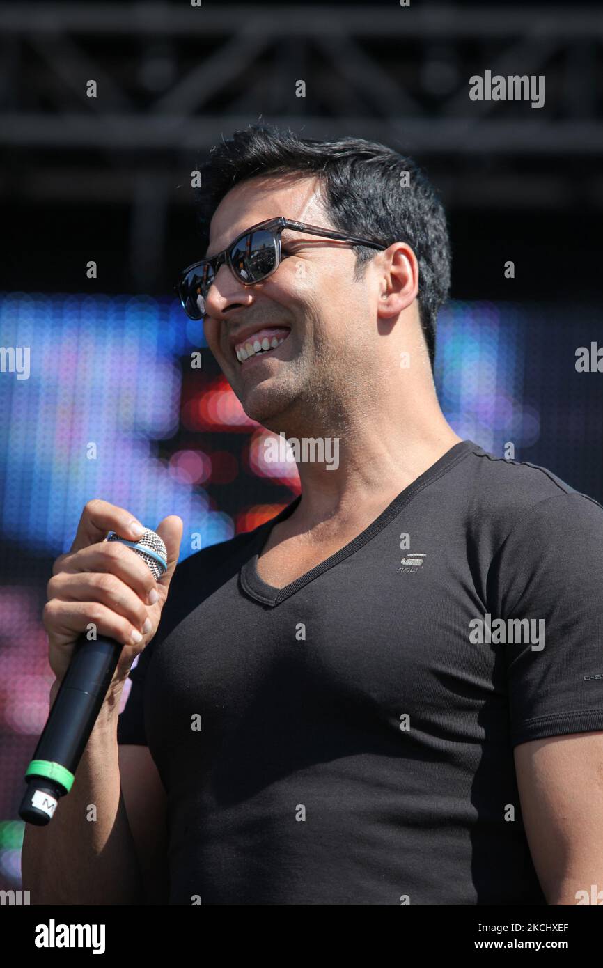 La superstar Bollywood Akshay Kumar interprète une chanson de son film lors de la première partie du film indo-canadien Bollywood (Speedy Singhs) lors du Festival international du film de Toronto (TIFF) 2011 organisé par la ville de Brampton, Ontario, Canada, on 11 septembre 2011. La première a été l'occasion de la participation de plusieurs stars de Bollywood et de musiciens punjabi qui ont lancé l'événement avec une touche indienne festive. (Photo de Creative Touch Imaging Ltd./NurPhoto) Banque D'Images