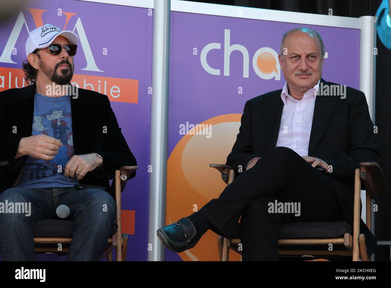 Anupam Kher, acteur de Bollywood (à droite) et réalisateur du film Breakaway Robert Lieberman (à gauche) lors de la première partie du film indo-canadien Bollywood (Speedy Singhs) lors du Festival international du film de Toronto (TIFF) 2011 organisé par la ville de Brampton, Ontario, Canada, on 11 septembre 2011. La première a été l'occasion de la participation de plusieurs stars de Bollywood et de musiciens punjabi qui ont lancé l'événement avec une touche indienne festive. (Photo de Creative Touch Imaging Ltd./NurPhoto) Banque D'Images