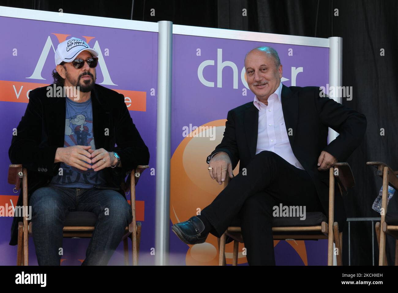 Anupam Kher, acteur de Bollywood (à droite) et réalisateur du film Breakaway Robert Lieberman (à gauche) lors de la première partie du film indo-canadien Bollywood (Speedy Singhs) lors du Festival international du film de Toronto (TIFF) 2011 organisé par la ville de Brampton, Ontario, Canada, on 11 septembre 2011. La première a été l'occasion de la participation de plusieurs stars de Bollywood et de musiciens punjabi qui ont lancé l'événement avec une touche indienne festive. (Photo de Creative Touch Imaging Ltd./NurPhoto) Banque D'Images