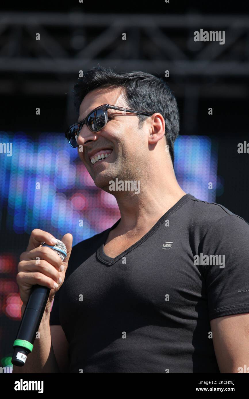 La superstar Bollywood Akshay Kumar interprète une chanson de son film lors de la première partie du film indo-canadien Bollywood (Speedy Singhs) lors du Festival international du film de Toronto (TIFF) 2011 organisé par la ville de Brampton, Ontario, Canada, on 11 septembre 2011. La première a été l'occasion de la participation de plusieurs stars de Bollywood et de musiciens punjabi qui ont lancé l'événement avec une touche indienne festive. (Photo de Creative Touch Imaging Ltd./NurPhoto) Banque D'Images