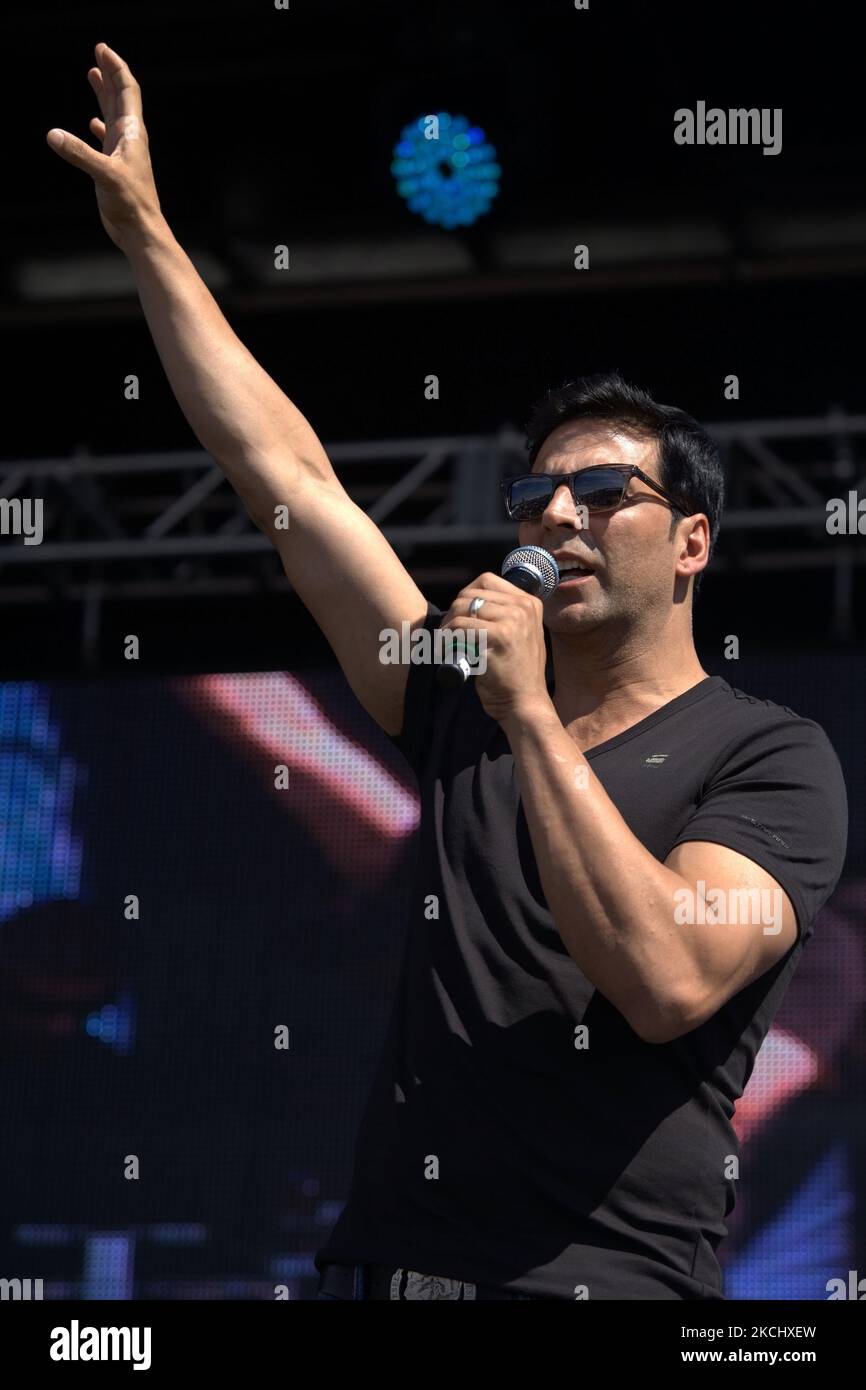 La superstar Bollywood Akshay Kumar interprète une chanson de son film lors de la première partie du film indo-canadien Bollywood (Speedy Singhs) lors du Festival international du film de Toronto (TIFF) 2011 organisé par la ville de Brampton, Ontario, Canada, on 11 septembre 2011. La première a été l'occasion de la participation de plusieurs stars de Bollywood et de musiciens punjabi qui ont lancé l'événement avec une touche indienne festive. (Photo de Creative Touch Imaging Ltd./NurPhoto) Banque D'Images
