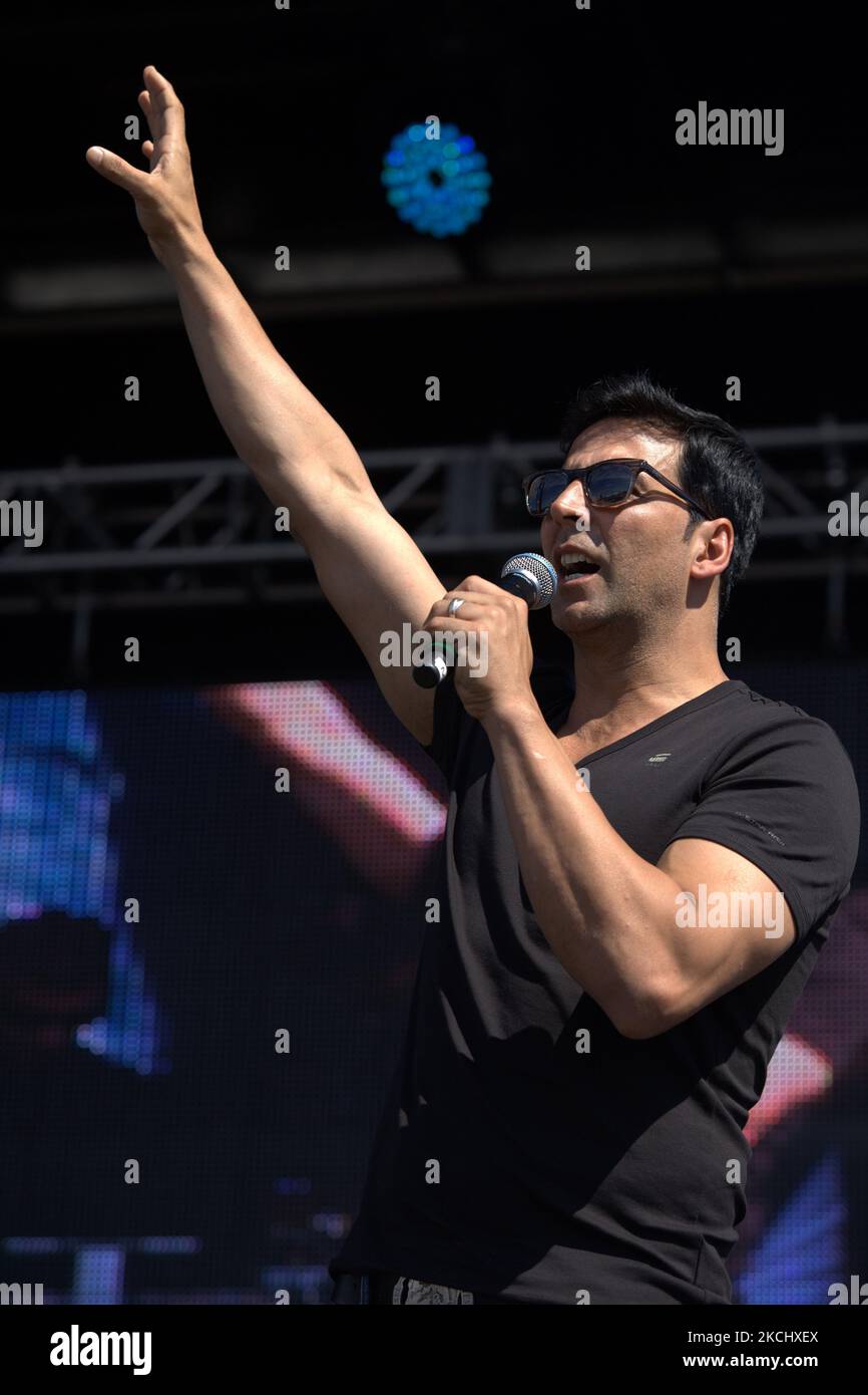 La superstar Bollywood Akshay Kumar interprète une chanson de son film lors de la première partie du film indo-canadien Bollywood (Speedy Singhs) lors du Festival international du film de Toronto (TIFF) 2011 organisé par la ville de Brampton, Ontario, Canada, on 11 septembre 2011. La première a été l'occasion de la participation de plusieurs stars de Bollywood et de musiciens punjabi qui ont lancé l'événement avec une touche indienne festive. (Photo de Creative Touch Imaging Ltd./NurPhoto) Banque D'Images