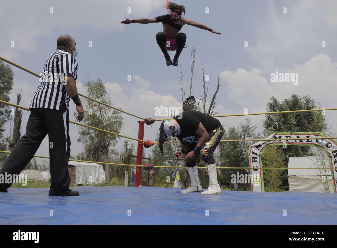 Sol et M. Jerry, lutteurs professionnels, lors d'un match de lutte où ils sont allés tête à tête avec d'autres gladiateurs dans un anneau à l'Embarcadero Puente de Urrutia à Xochimilco, Mexico, Afin de générer des revenus à subsister pendant l'urgence sanitaire COVID-19 et le feu de circulation épidémiologique orange dans la capitale. (Photo de Gerardo Vieyra/NurPhoto) Banque D'Images