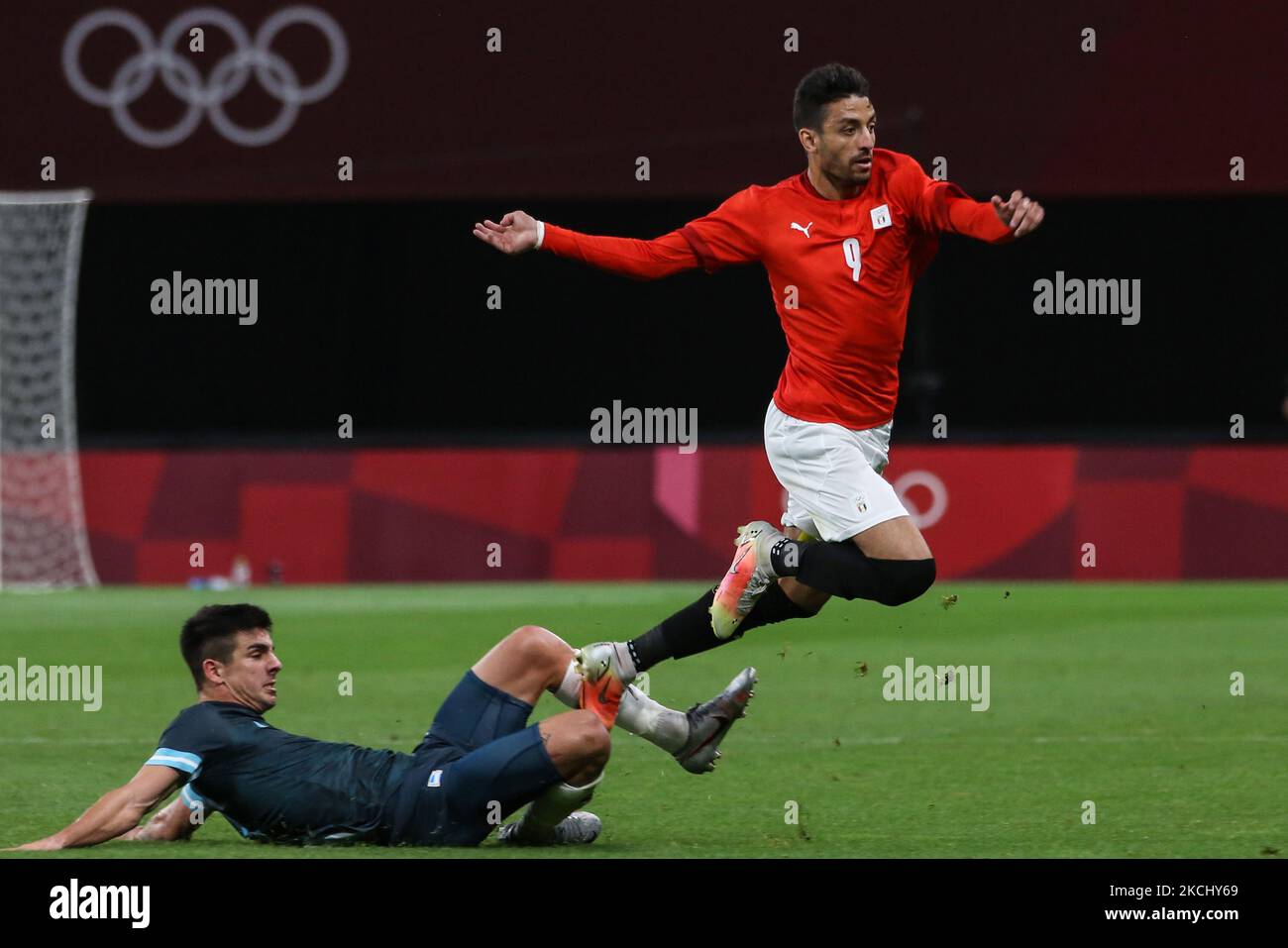 (9) Taher MOHAMED de Team Egypt est défié par (4) Hernan DE LA FUENTE de Team Argentina lors du match des hommes du premier groupe de ronde C entre l'Egypte et l'Argentine le deuxième jour des Jeux Olympiques de Tokyo 2020 au Sapporo Dome Stadium (photo d'Ayman Aref/NurPhoto) Banque D'Images