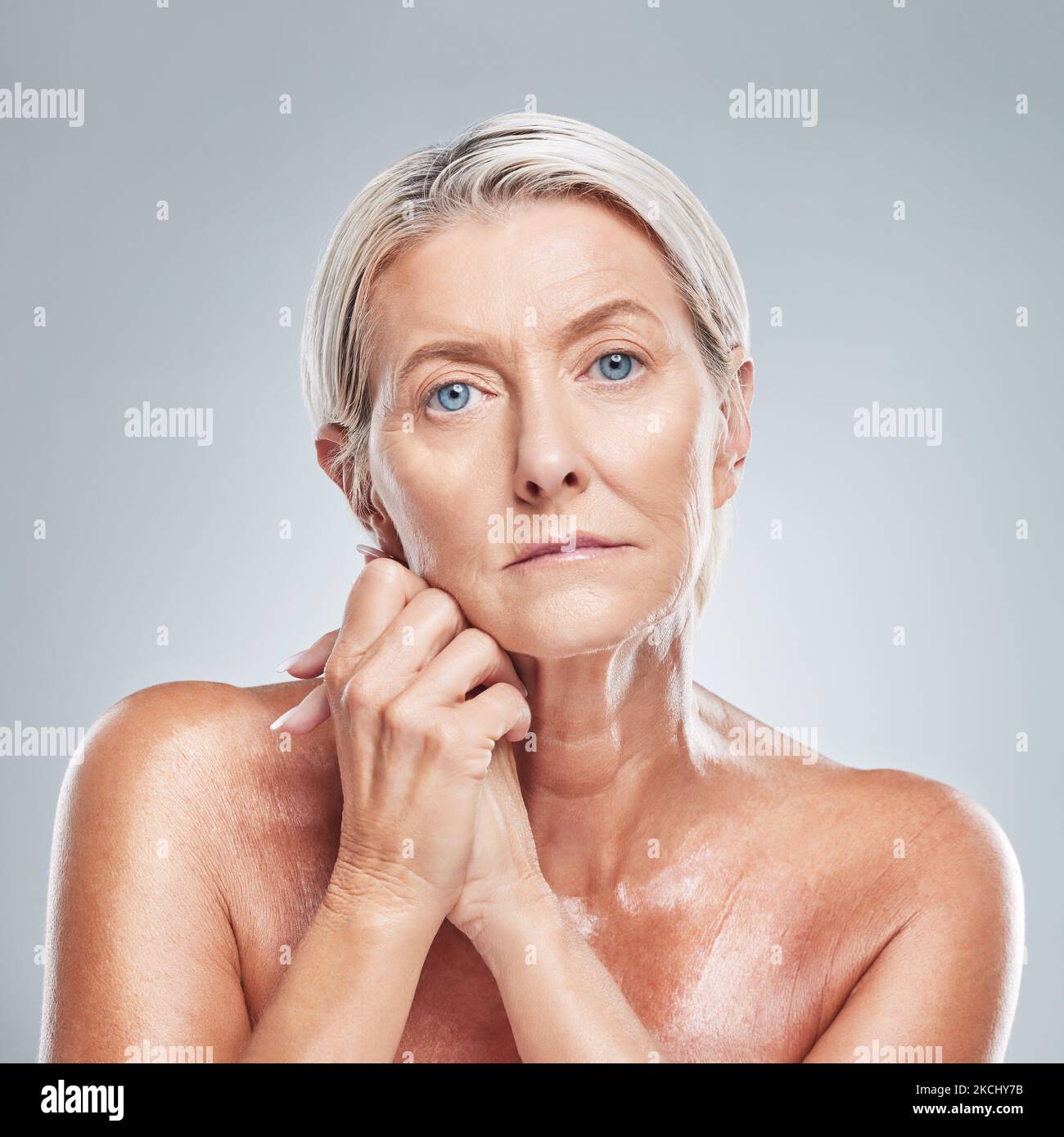 Femme âgée, beauté et soin de la peau pour le visage avec des cosmétiques, maquillage et réparation de rides pour le bien-être, la santé et la lueur. Portrait de femme avec Banque D'Images