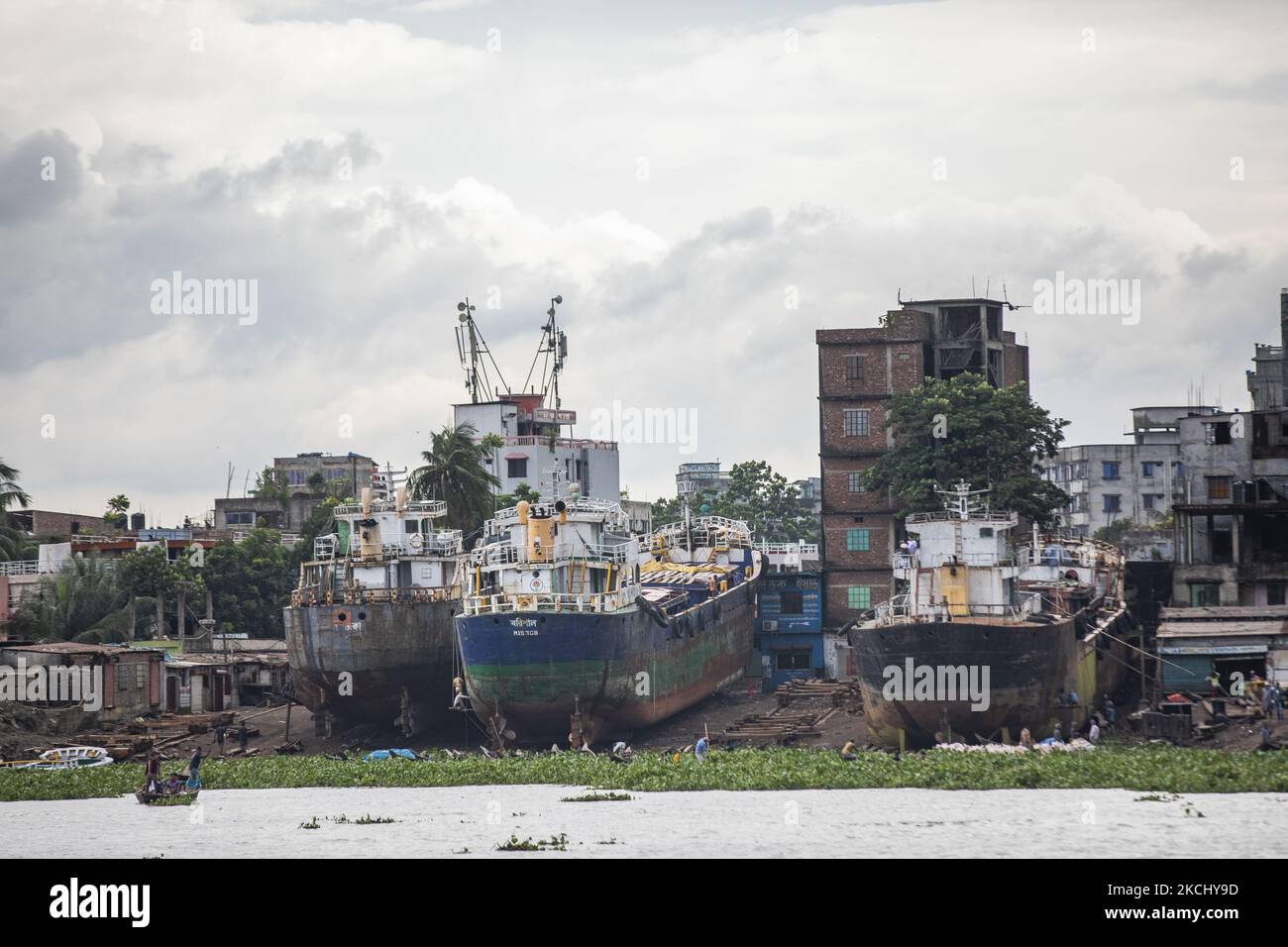 Les navires de cargaison sont ancrés dans un chantier naval pour la réparation à Dhaka, au 28 juillet 2021. (Photo d'Ahmed Salahuddin/NurPhoto) Banque D'Images