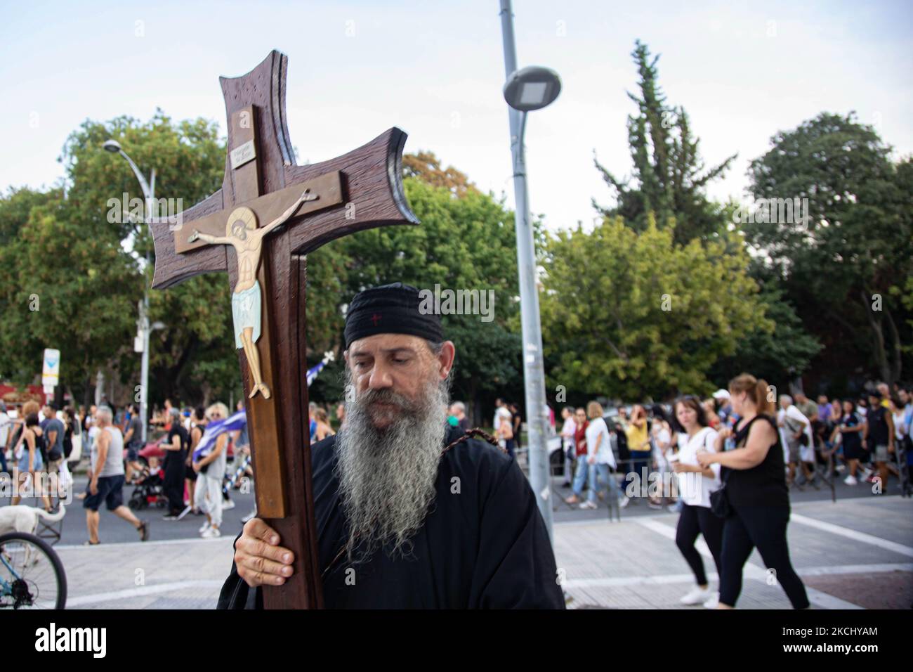 Un prêtre porte une croix avec Jésus pendant la manifestation. Des centaines de personnes, moins que le grand rassemblement précédent, sont vues lors de la manifestation contre le vaccin obligatoire qui a eu lieu mercredi à Thessalonique en Grèce, à 28 juillet 2021. Une semaine après la manifestation massive contre la vaccination obligatoire, la campagne anti-vaxx se poursuit avec un grand groupe qui proteste dans les rues de la ville de Thessalonique. La manifestation a été organisée par les médias sociaux par des croyants anti-vaccination. Selon le groupe, plus de 5000 personnes y ont participé, tandis que la police a estimé qu'il n'y avait pas beaucoup de monde Banque D'Images