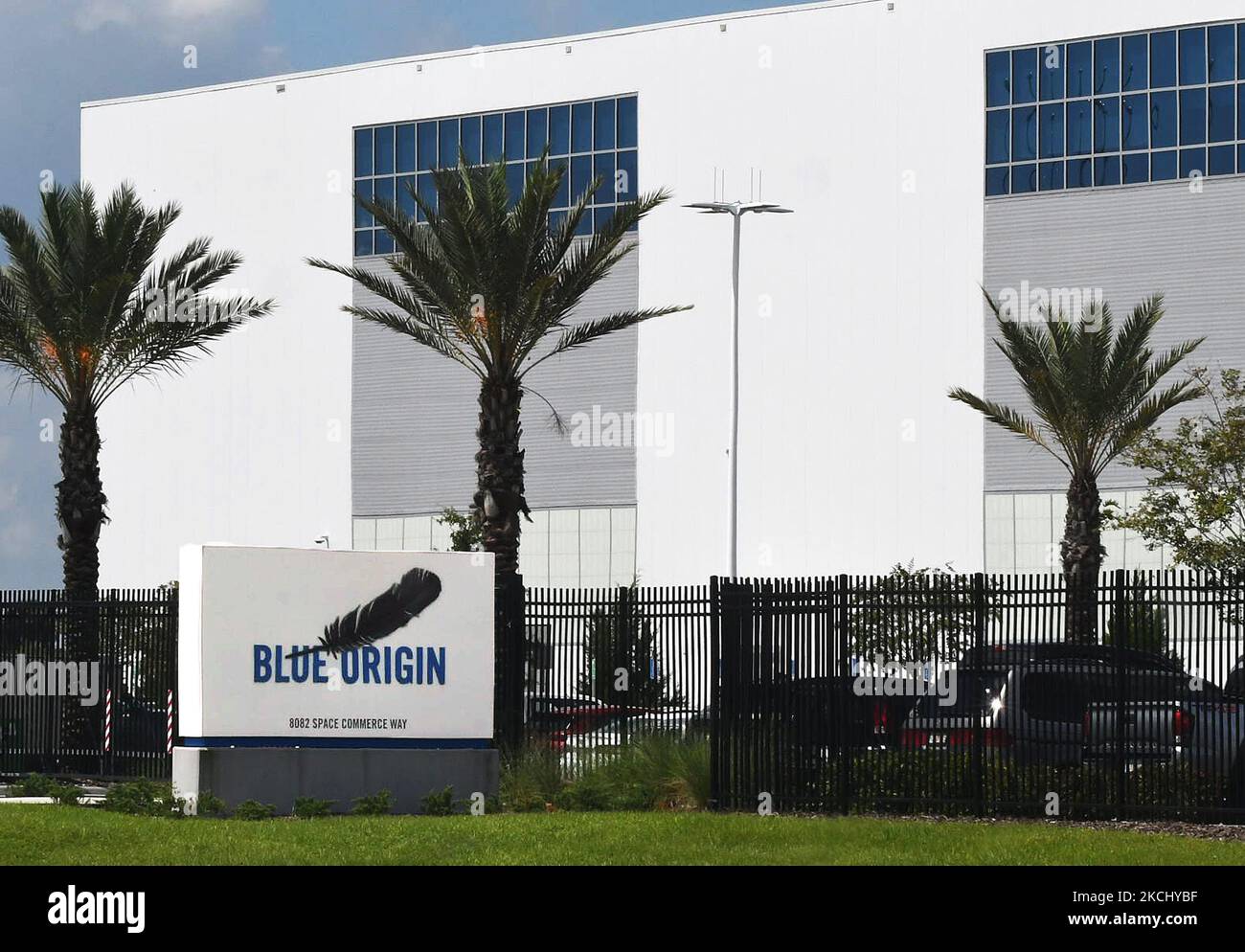 L'usine de fusées New Glenn de Blue Origin est vue sur 29 juillet 2021 à Cape Canaveral, Floride. Blue Origin repousse le premier lancement de sa fusée New Glenn à la fin de 2022 pour des raisons techniques et financières suite à la décision de la Force spatiale de ne pas choisir Blue Origin comme fournisseur de lancement de sécurité nationale. (Photo de Paul Hennessy/NurPhoto) Banque D'Images