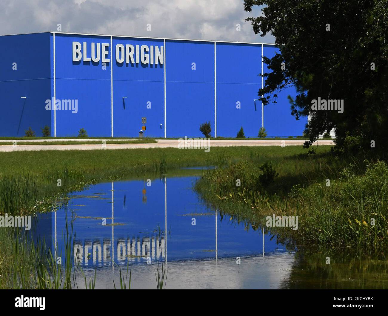 L'usine de fusées New Glenn de Blue Origin est vue sur 29 juillet 2021 à Cape Canaveral, Floride. Blue Origin repousse le premier lancement de sa fusée New Glenn à la fin de 2022 pour des raisons techniques et financières suite à la décision de la Force spatiale de ne pas choisir Blue Origin comme fournisseur de lancement de sécurité nationale. (Photo de Paul Hennessy/NurPhoto) Banque D'Images