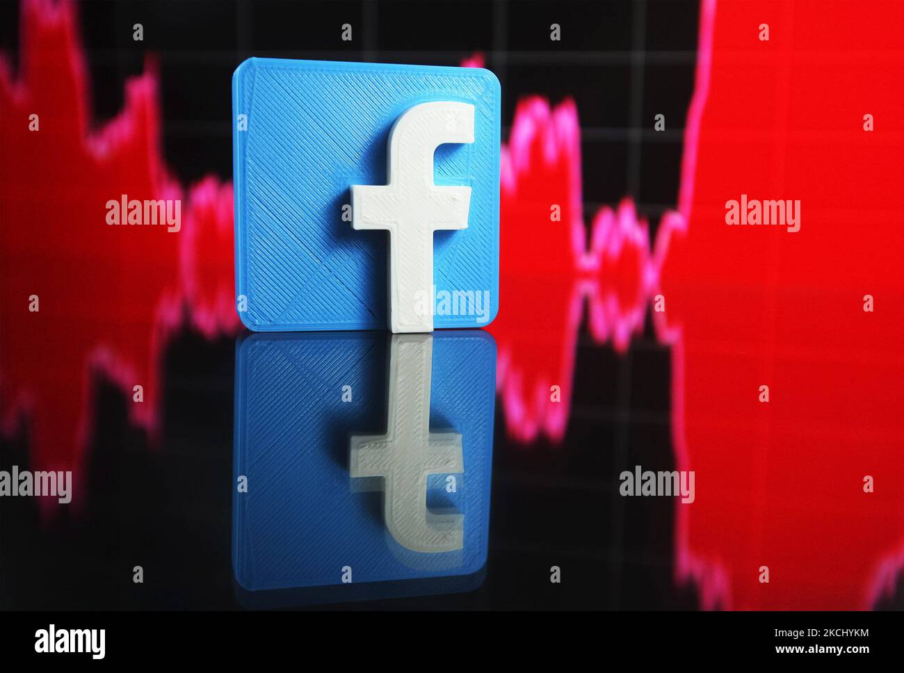 Le logo Facebook reflété et un graphique sont illustrés sur cette photo à Kiev le 29 juillet 2021. (Photo par STR/NurPhoto) Banque D'Images