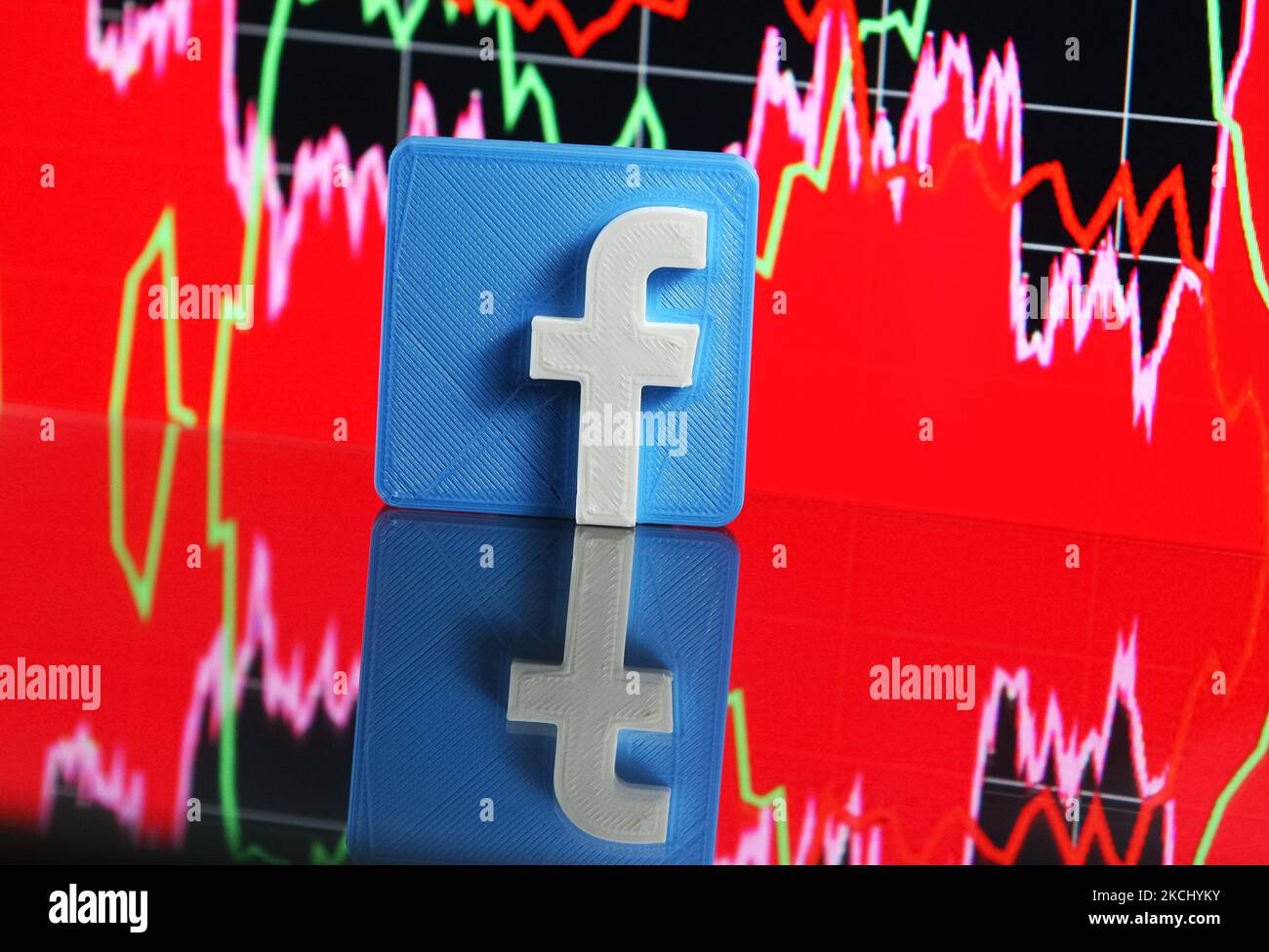 Le logo Facebook reflété et un graphique sont illustrés sur cette photo à Kiev le 29 juillet 2021. (Photo par STR/NurPhoto) Banque D'Images