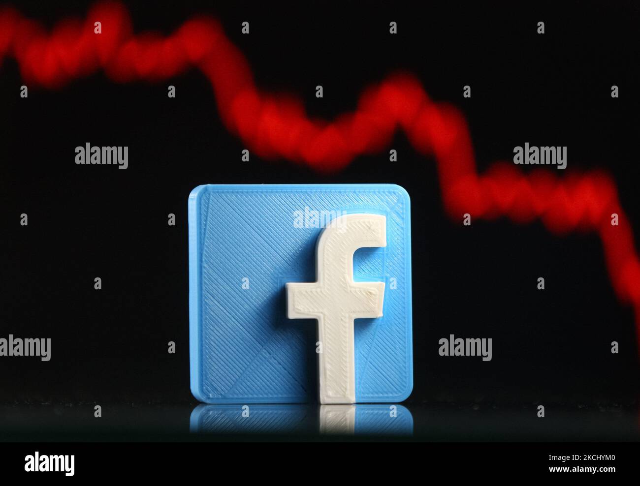 Le logo Facebook et un graphique sont illustrés sur cette photo à Kiev le 29 juillet 2021. (Photo par STR/NurPhoto) Banque D'Images