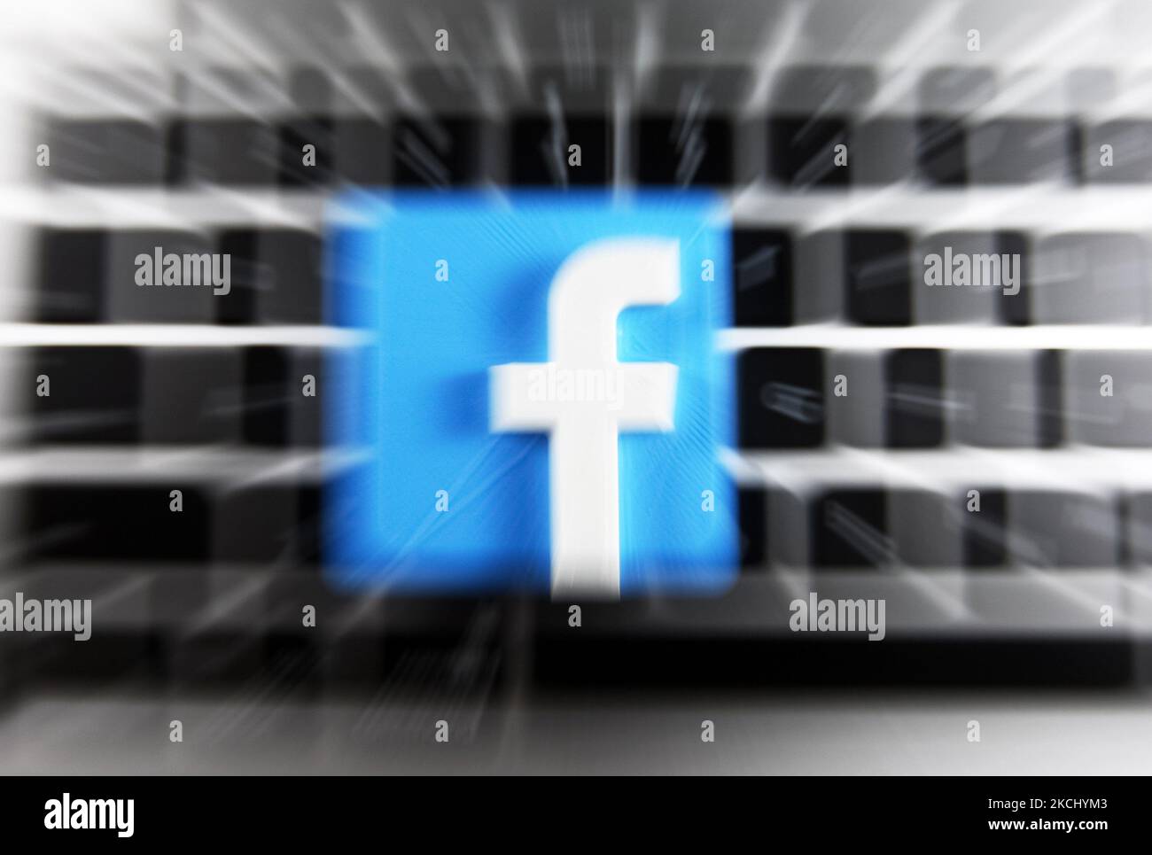 Le logo Facebook et un ordinateur portable sont illustrés sur cette photo à Kiev le 29 juillet 2021. (Photo par STR/NurPhoto) Banque D'Images