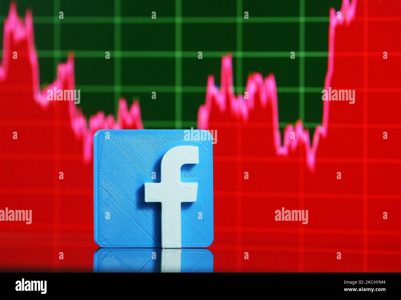 Le logo Facebook et un graphique sont illustrés sur cette photo à Kiev le 29 juillet 2021. (Photo par STR/NurPhoto) Banque D'Images