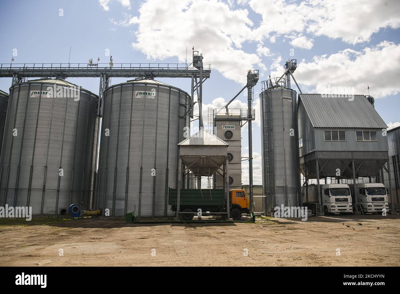 Élévateur de grain moderne sur une ferme dans la région de Vinnytsia, Ukraine. Juillet 2021 (photo de Maxym Marusenko/NurPhoto) Banque D'Images