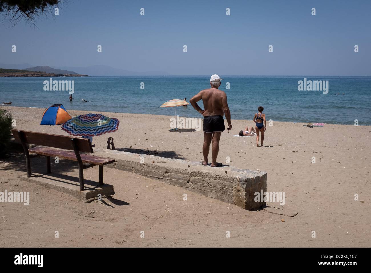 Les habitants de la région et les touristes apprécient le temps chaud et nagent sur la plage de Nea Chora, près de la Canée, île de Crète, Grèce, le 31 juillet 2021. (Photo de Nikolas Kokovovlis/NurPhoto) Banque D'Images