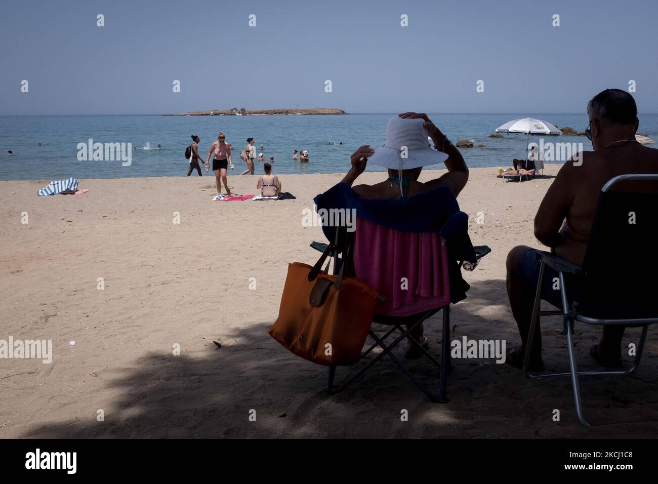 Les habitants de la région et les touristes apprécient le temps chaud et nagent sur la plage de Nea Chora, près de la Canée, île de Crète, Grèce, le 31 juillet 2021. (Photo de Nikolas Kokovovlis/NurPhoto) Banque D'Images
