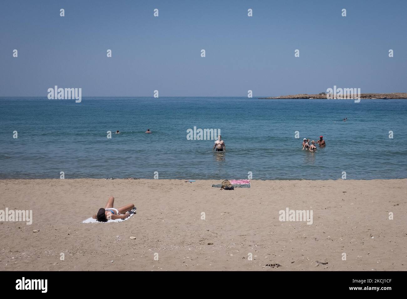 Les habitants de la région et les touristes apprécient le temps chaud et nagent sur la plage de Nea Chora, près de la Canée, île de Crète, Grèce, le 31 juillet 2021. (Photo de Nikolas Kokovovlis/NurPhoto) Banque D'Images