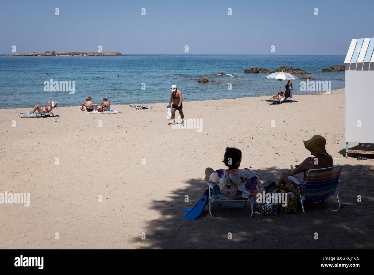Les habitants de la région et les touristes apprécient le temps chaud et nagent sur la plage de Nea Chora, près de la Canée, île de Crète, Grèce, le 31 juillet 2021. (Photo de Nikolas Kokovovlis/NurPhoto) Banque D'Images