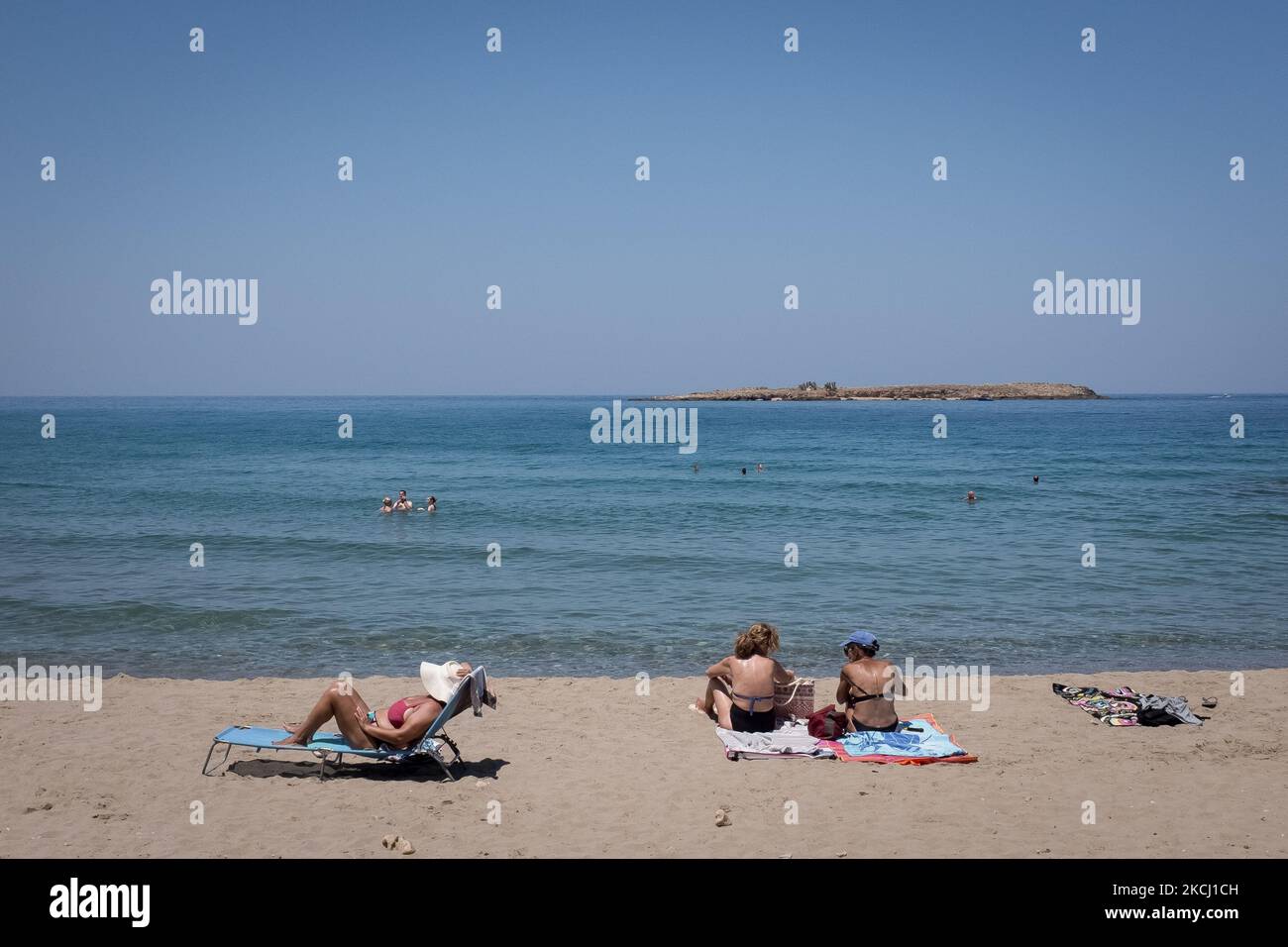 Les habitants de la région et les touristes apprécient le temps chaud et nagent sur la plage de Nea Chora, près de la Canée, île de Crète, Grèce, le 31 juillet 2021. (Photo de Nikolas Kokovovlis/NurPhoto) Banque D'Images