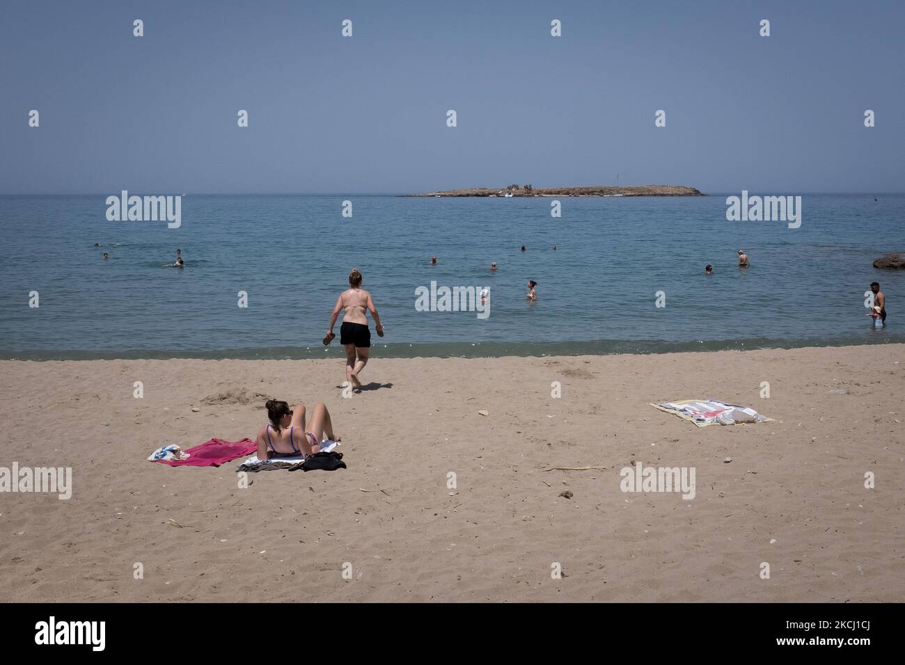Les habitants de la région et les touristes apprécient le temps chaud et nagent sur la plage de Nea Chora, près de la Canée, île de Crète, Grèce, le 31 juillet 2021. (Photo de Nikolas Kokovovlis/NurPhoto) Banque D'Images