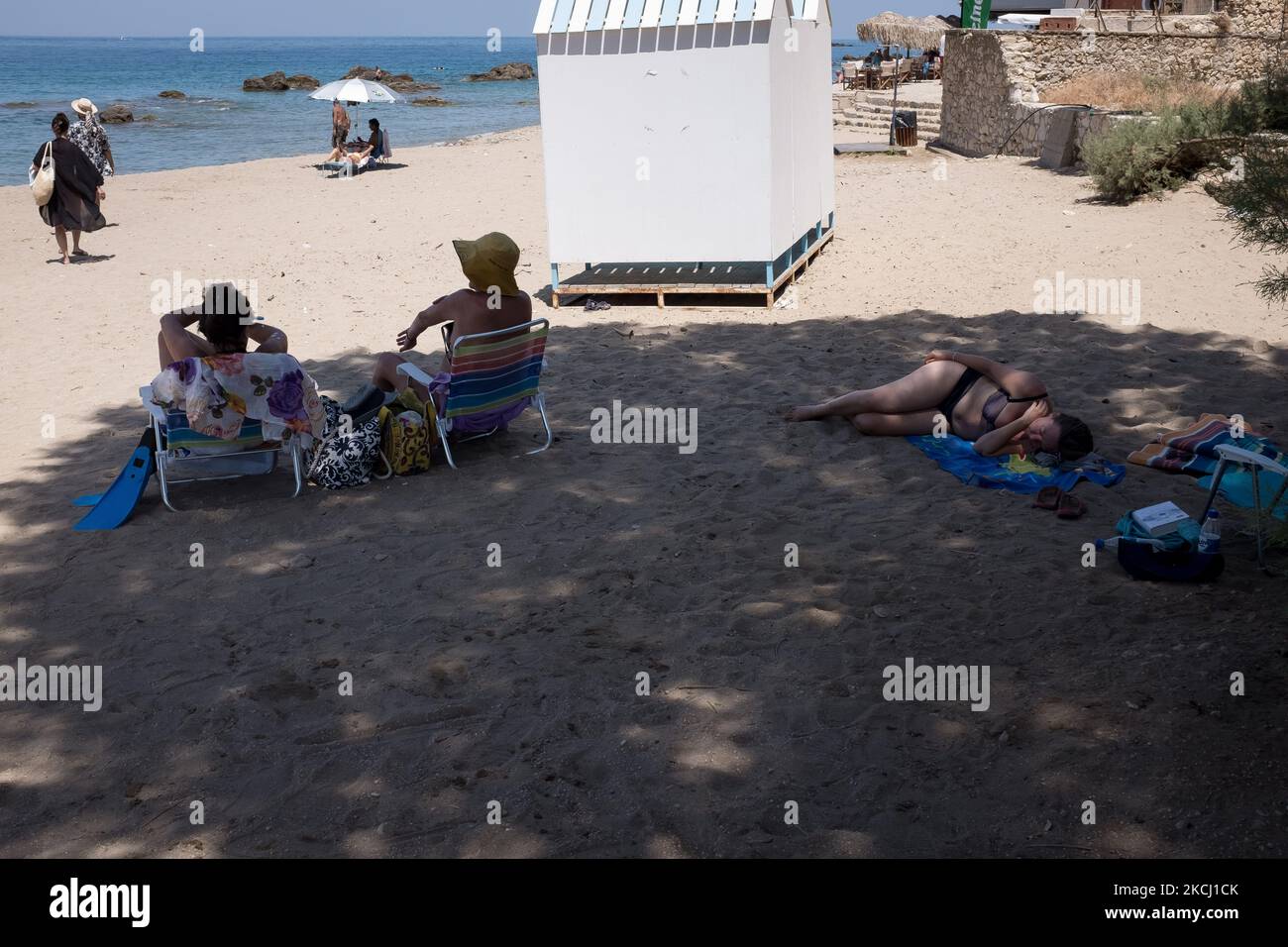 Les habitants de la région et les touristes apprécient le temps chaud et nagent sur la plage de Nea Chora, près de la Canée, île de Crète, Grèce, le 31 juillet 2021. (Photo de Nikolas Kokovovlis/NurPhoto) Banque D'Images