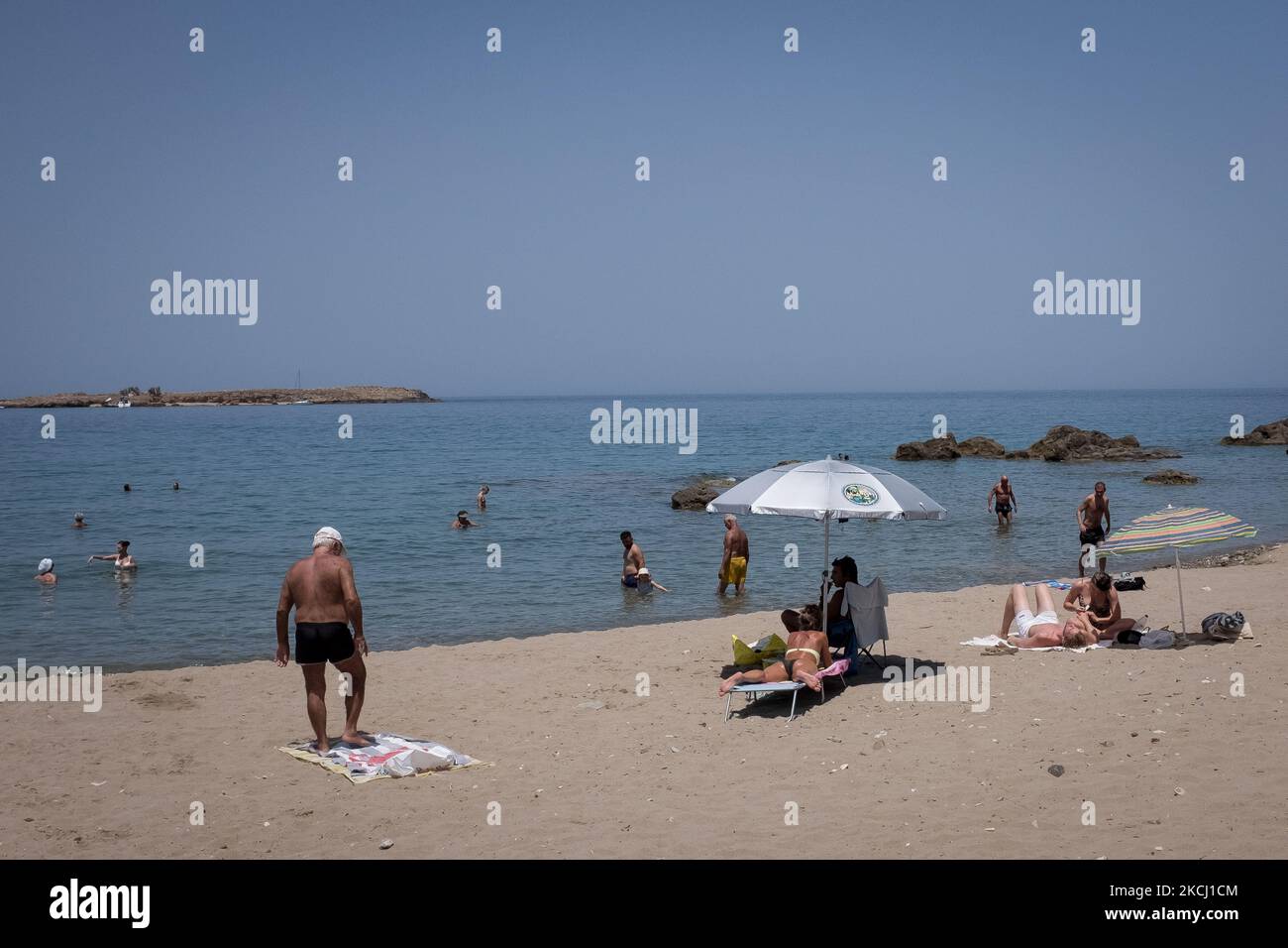 Les habitants de la région et les touristes apprécient le temps chaud et nagent sur la plage de Nea Chora, près de la Canée, île de Crète, Grèce, le 31 juillet 2021. (Photo de Nikolas Kokovovlis/NurPhoto) Banque D'Images