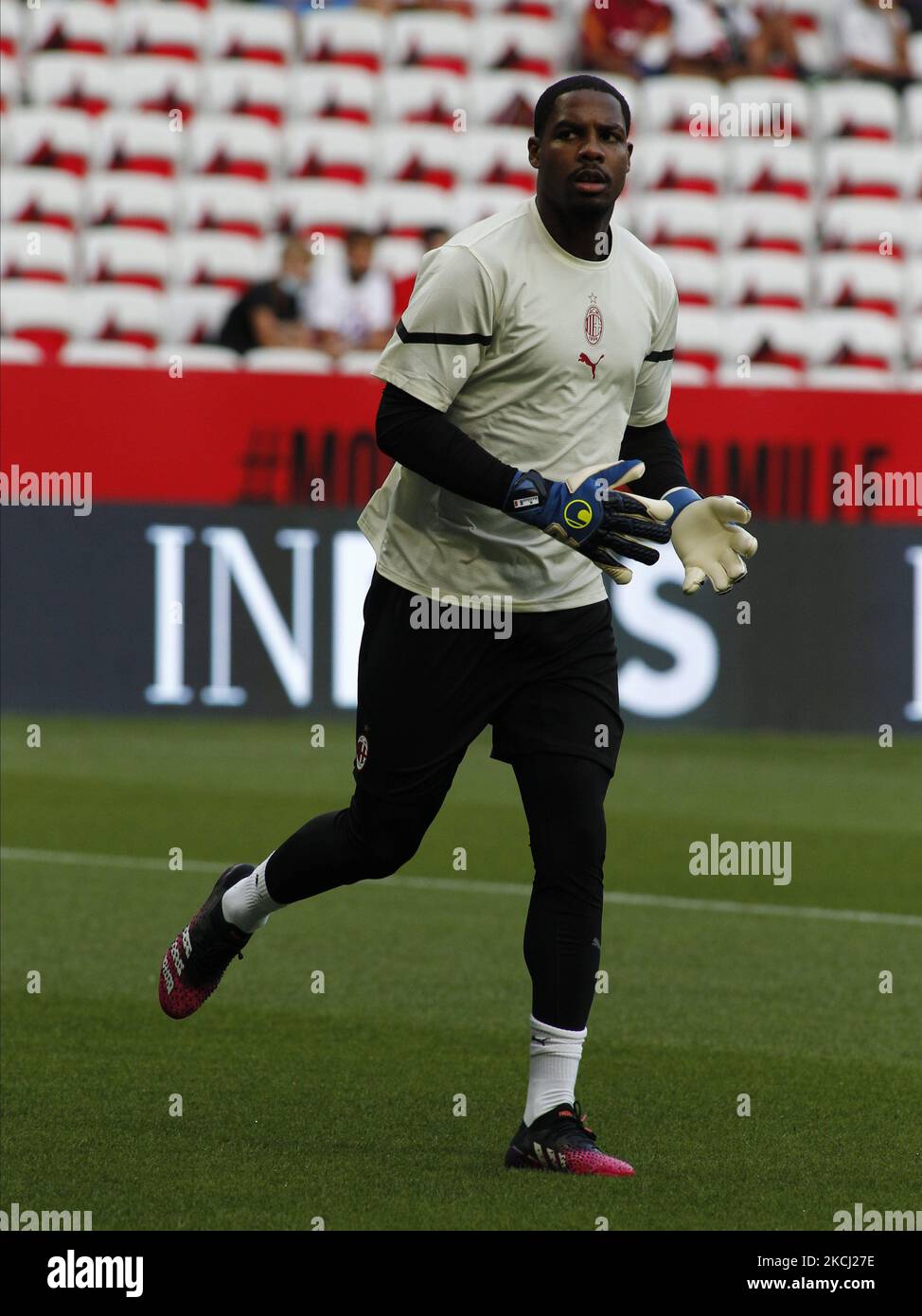 Mike Maignan lors d'un match amical entre Nice et Milan à Nice, sur 31 juillet 2021. (Photo de Loris Roselli/NurPhoto) Banque D'Images