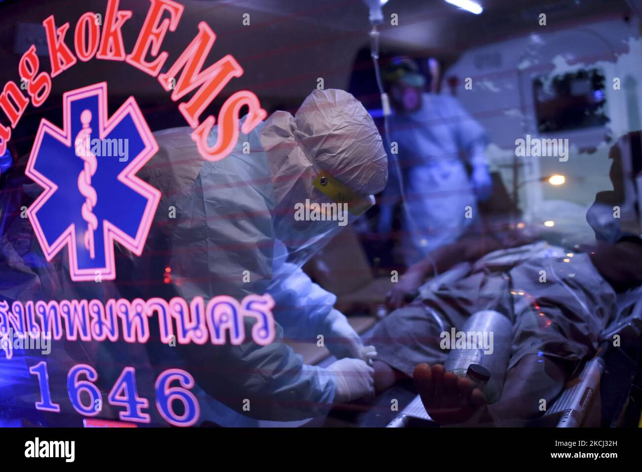 Personnel de secours portant des équipements de protection individuelle (EPI) pour aider un suspect de la COVID-19 sans-abri à Bangkok, Thaïlande, le 01 août 2021. (Photo par Anusak Laowilas/NurPhoto) Banque D'Images