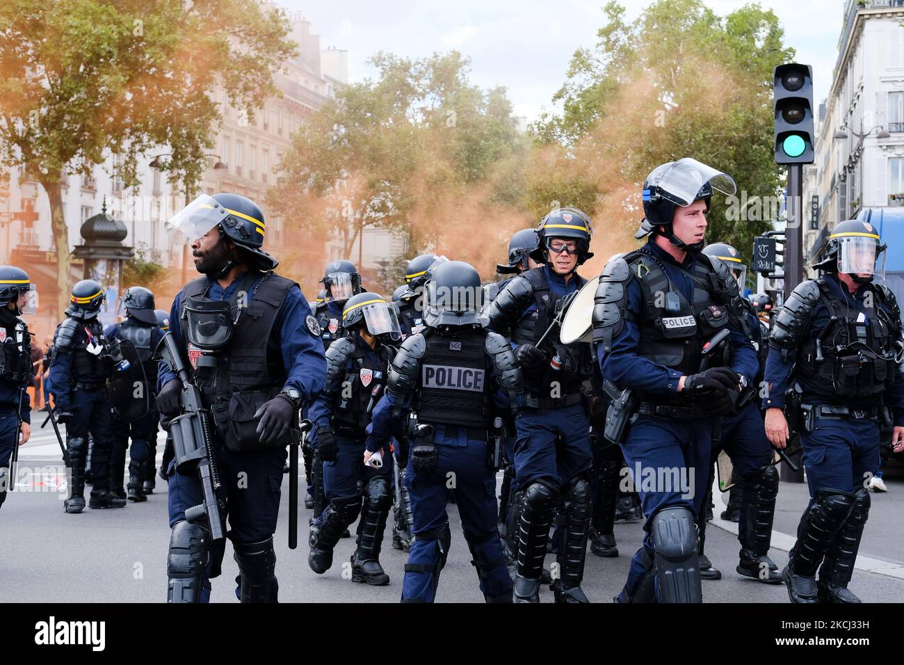 La police lors d'une manifestation contre la passe sanitaire à Paris, France, le 31 juillet 2021. Une présence policière impressionnante pour superviser la manifestation a provoqué de nombreuses tensions avec certains manifestants. Les manifestants ont été bloqués sur la place de la Bastile, le point d'arrivée de la manifestation, pendant plus de deux heures, à cette occasion il y a eu de nombreux affrontements entre la police et les manifestants. (Photo de Vincent Koebel/NurPhoto) Banque D'Images